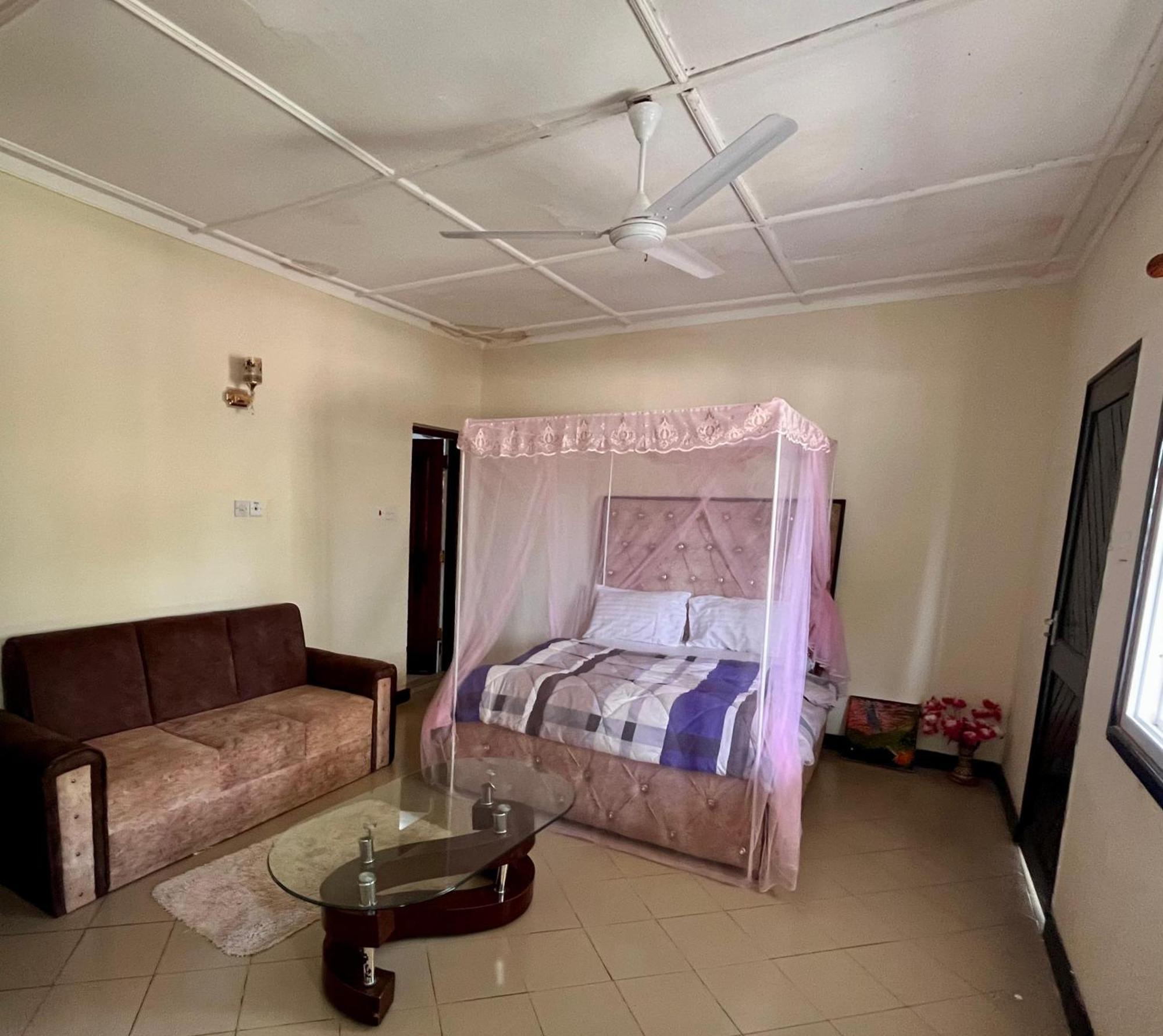 Akogo House - Bnb , Hostel, Backpackers & Volunteer Center Момбаса Экстерьер фото