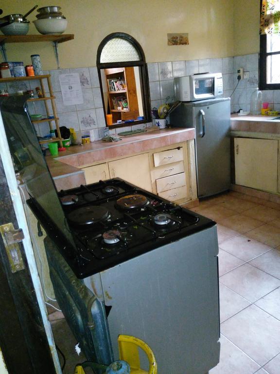 Akogo House - Bnb , Hostel, Backpackers & Volunteer Center Момбаса Экстерьер фото